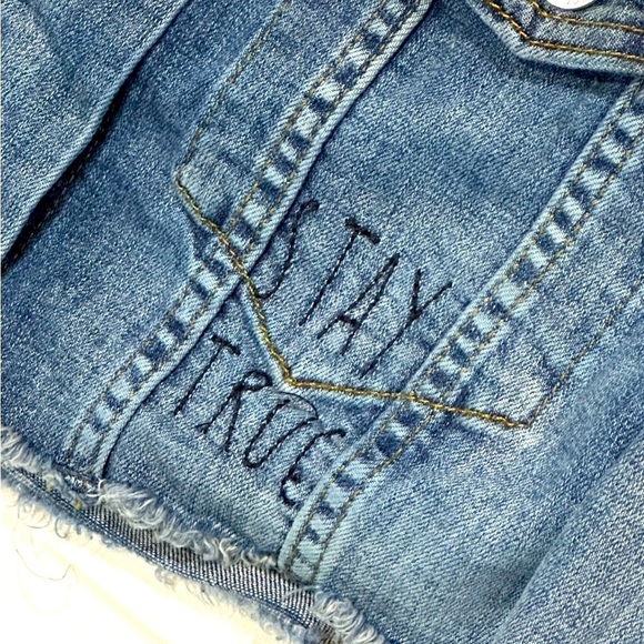 🧥🛹 GUESS Vintage Cropped Denim Jacket | Size L | Embroidered Patches 2000s - Picture 6 of 7